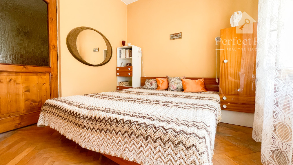 Obývateľný, veľmi zachovalý 4 izbový priestranný RD v obci Zlaté Klasy