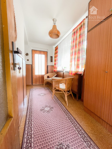 Obývateľný, veľmi zachovalý 4 izbový priestranný RD v obci Zlaté Klasy