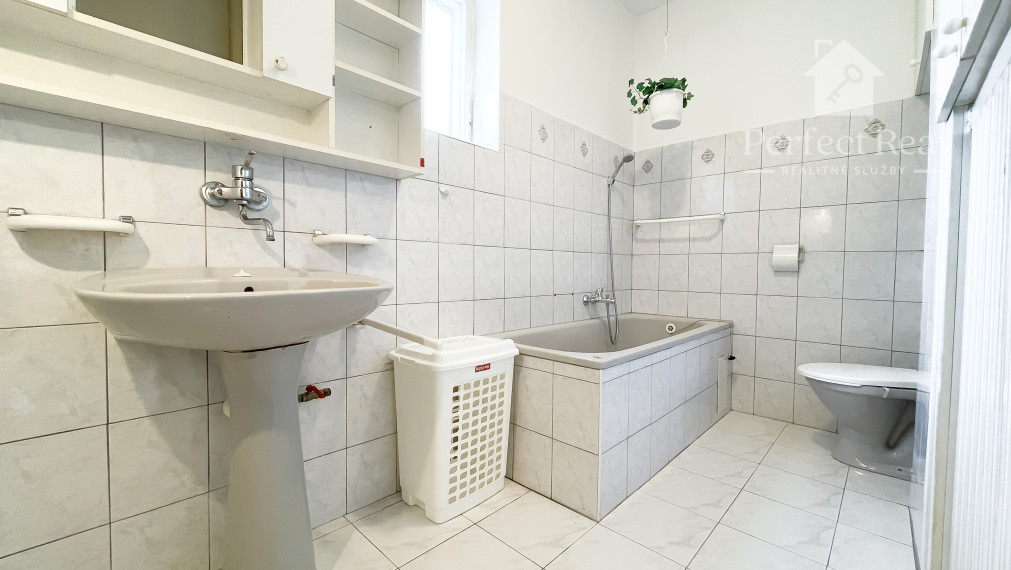 Obývateľný, veľmi zachovalý 4 izbový priestranný RD v obci Zlaté Klasy