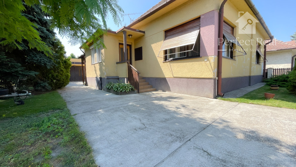 Obývateľný, veľmi zachovalý 4 izbový priestranný RD v obci Zlaté Klasy