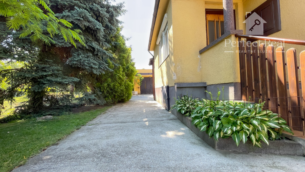 Obývateľný, veľmi zachovalý 4 izbový priestranný RD v obci Zlaté Klasy