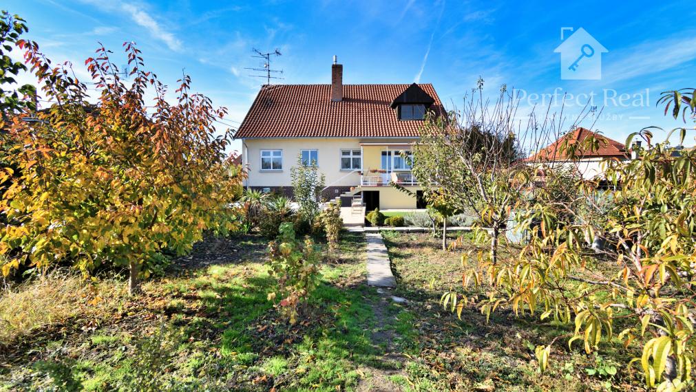 Rodinný dom s dvoma bytmi, 2 garáže, záhrada, bazén, DS