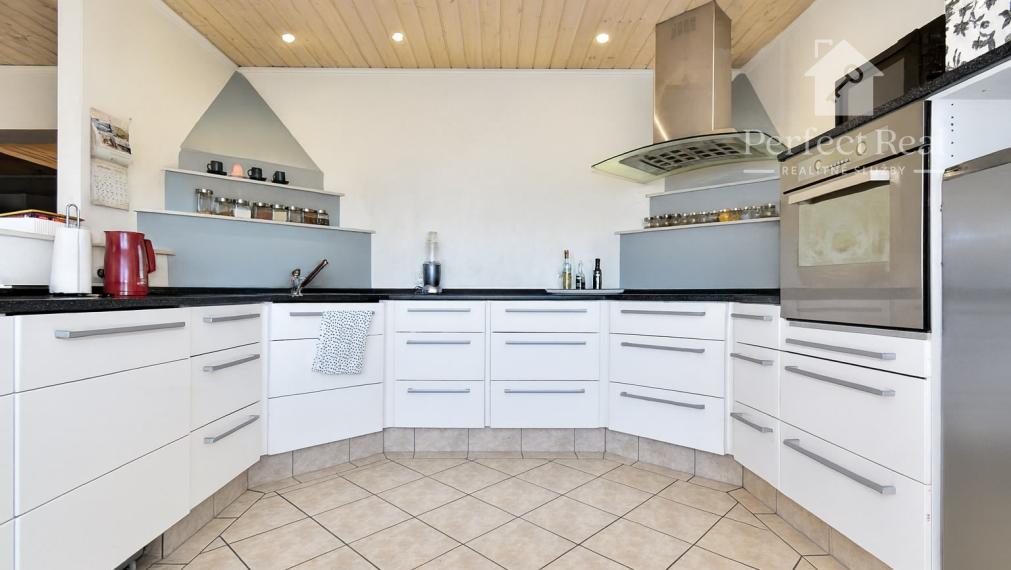 Rodinný dom s dvoma bytmi, 2 garáže, záhrada, bazén, DS