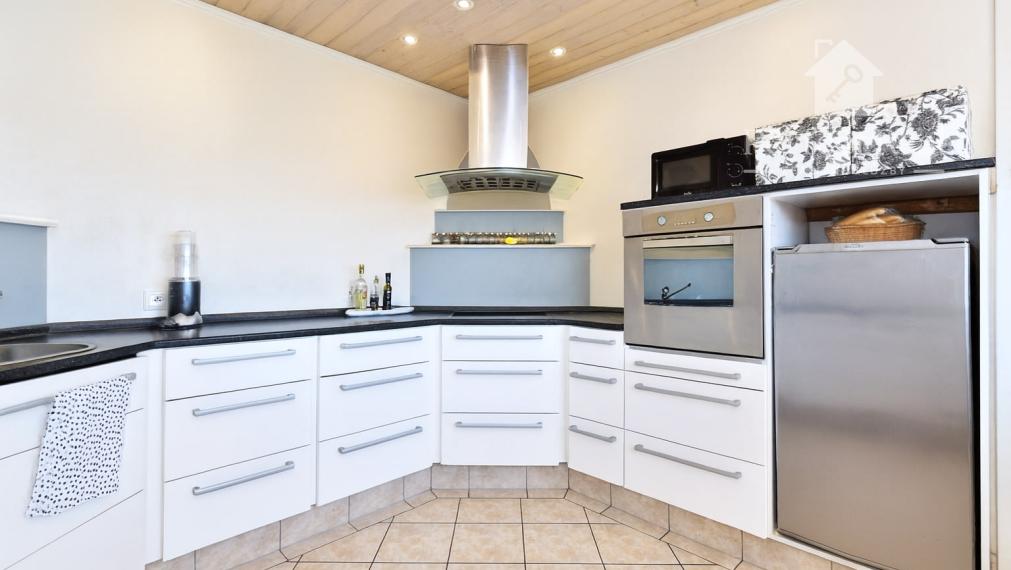 Rodinný dom s dvoma bytmi, 2 garáže, záhrada, bazén, DS