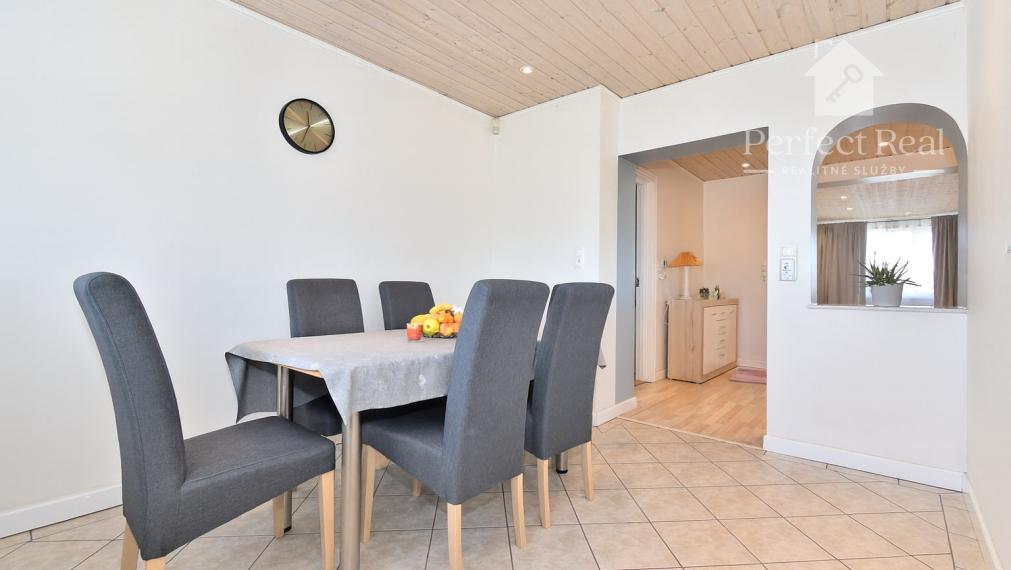 Rodinný dom s dvoma bytmi, 2 garáže, záhrada, bazén, DS