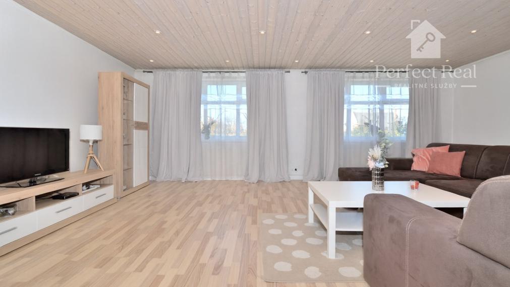 Rodinný dom s dvoma bytmi, 2 garáže, záhrada, bazén, DS