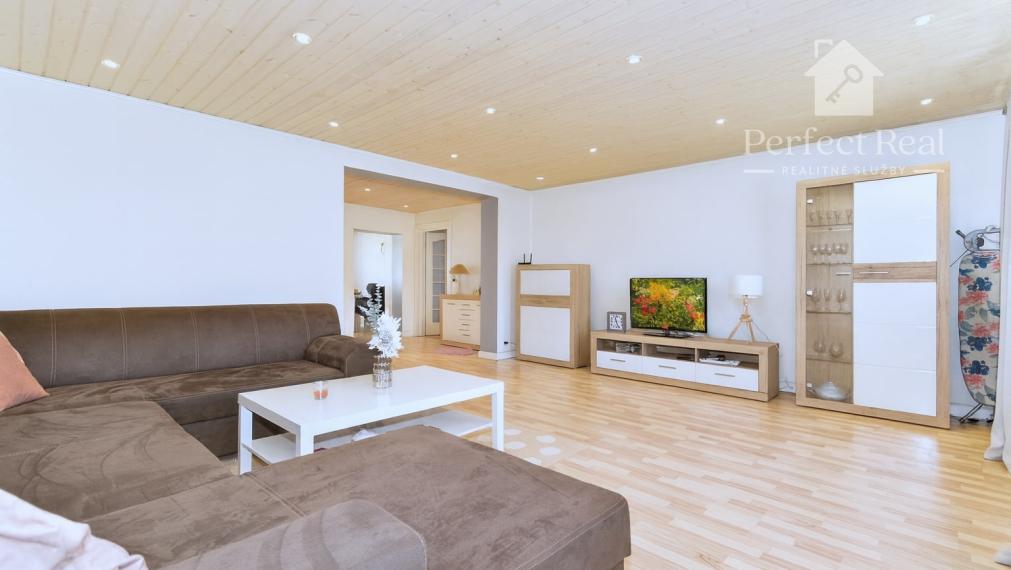 Rodinný dom s dvoma bytmi, 2 garáže, záhrada, bazén, DS