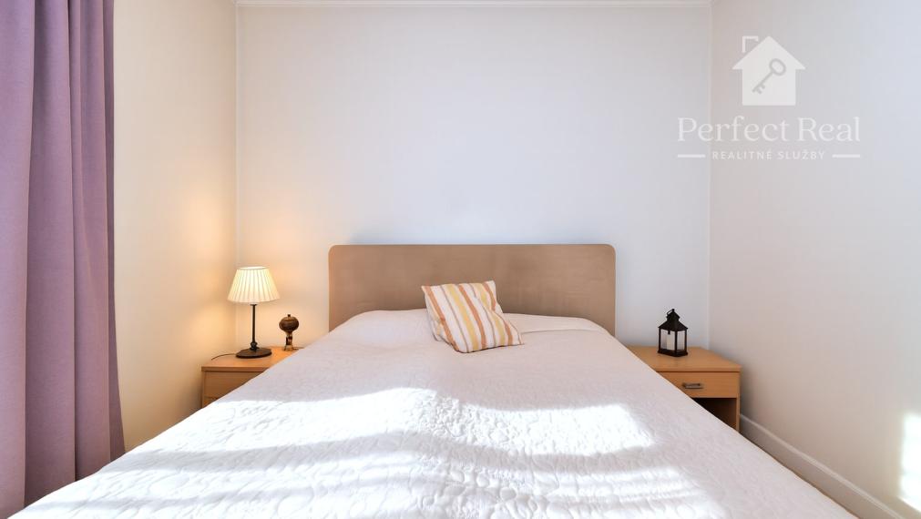 Rodinný dom s dvoma bytmi, 2 garáže, záhrada, bazén, DS