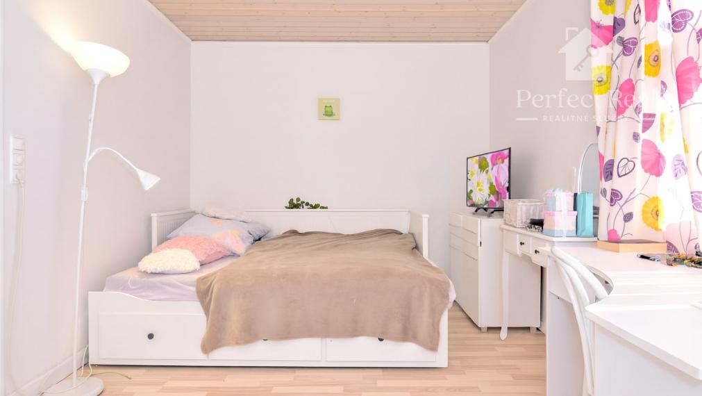 Rodinný dom s dvoma bytmi, 2 garáže, záhrada, bazén, DS