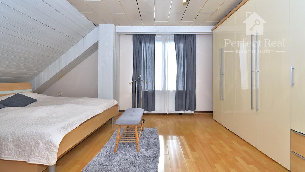 Rodinný dom s dvoma bytmi, 2 garáže, záhrada, bazén, DS