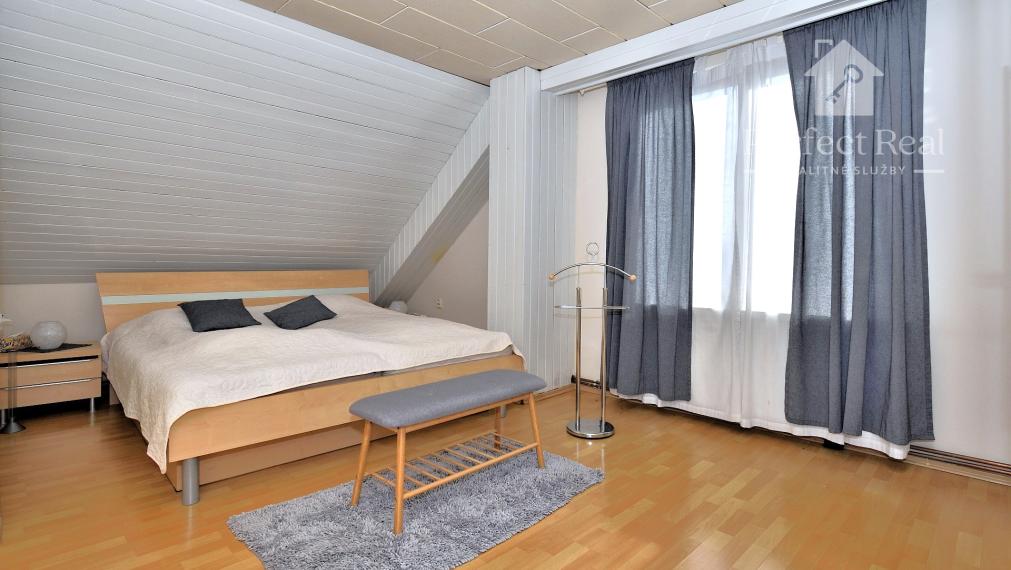 Rodinný dom s dvoma bytmi, 2 garáže, záhrada, bazén, DS