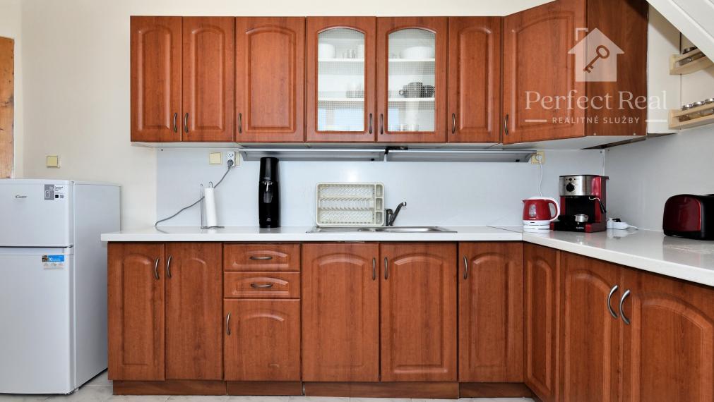 Rodinný dom s dvoma bytmi, 2 garáže, záhrada, bazén, DS