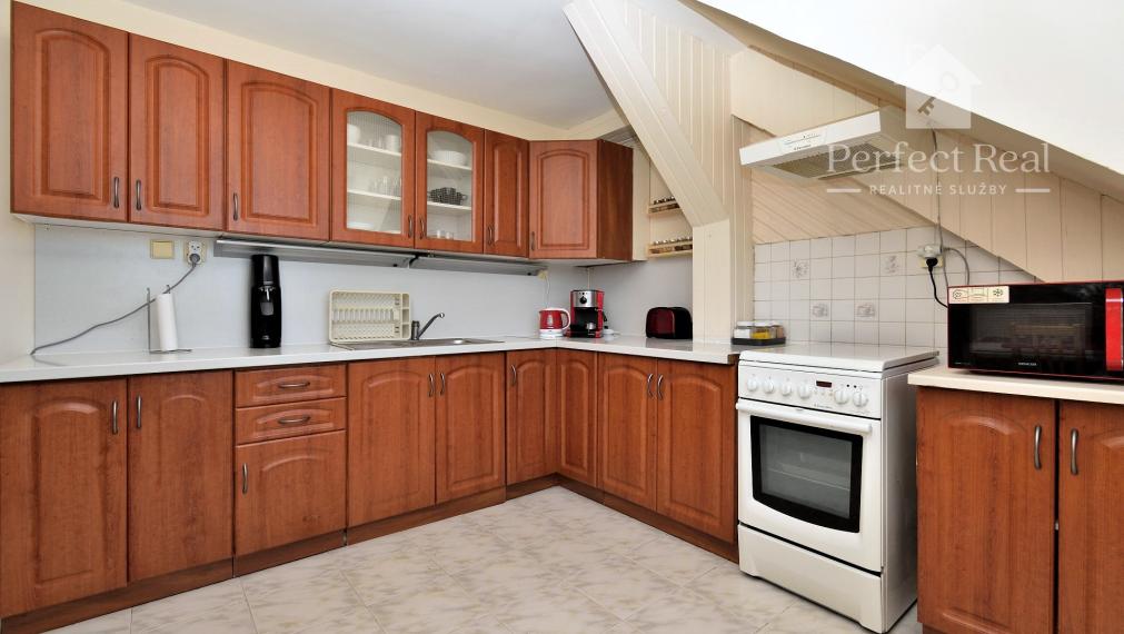 Rodinný dom s dvoma bytmi, 2 garáže, záhrada, bazén, DS