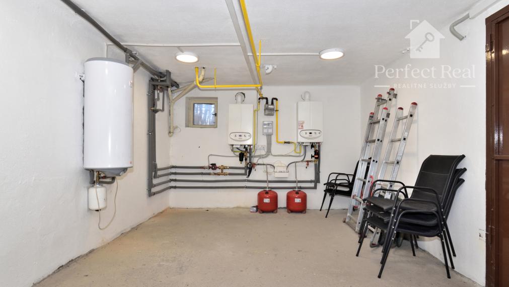 Rodinný dom s dvoma bytmi, 2 garáže, záhrada, bazén, DS