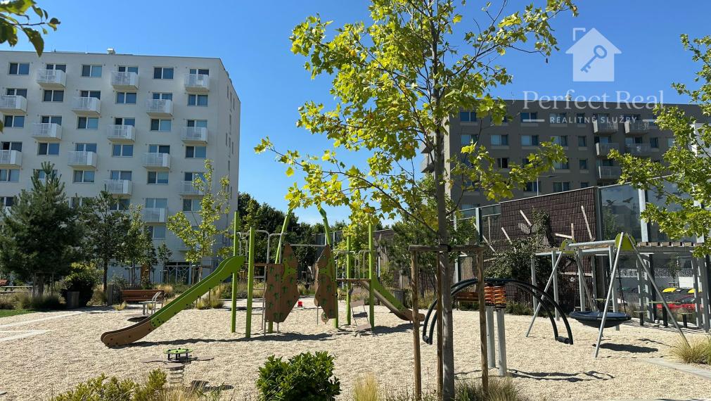 Moderný 3-izbový byt s balkónom, klimatizáciou a parkovaním