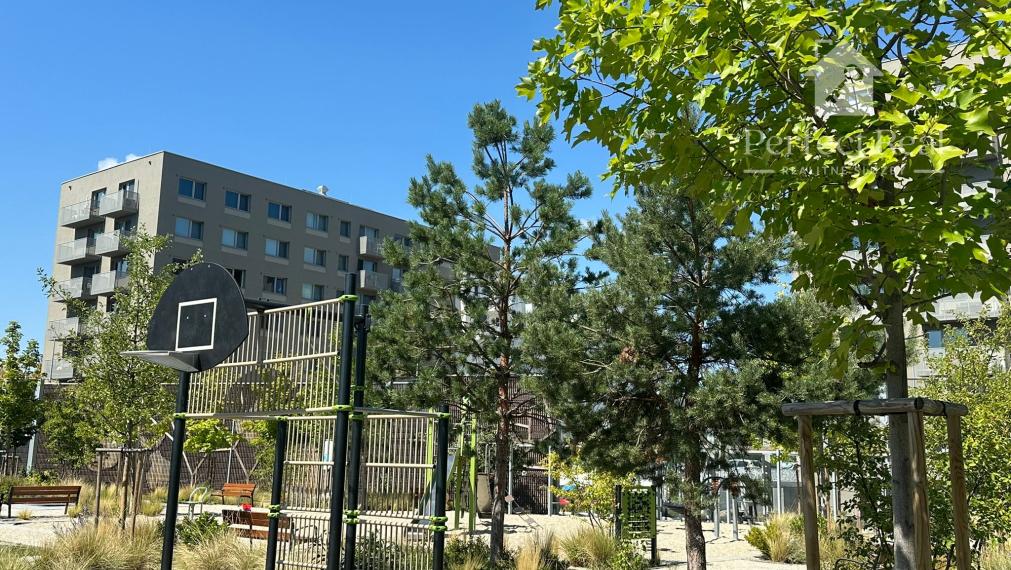 Moderný 3-izbový byt s balkónom, klimatizáciou a parkovaním