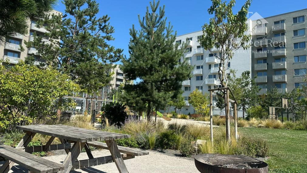 Moderný 3-izbový byt s balkónom, klimatizáciou a parkovaním