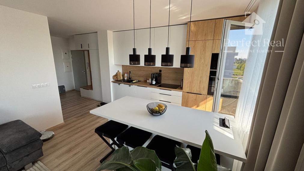 Moderný 3-izbový byt s balkónom, klimatizáciou a parkovaním