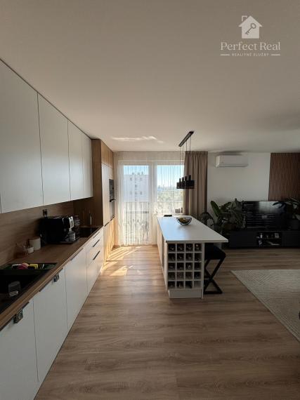 Moderný 3-izbový byt s balkónom, klimatizáciou a parkovaním
