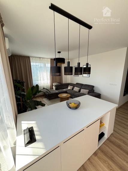 Moderný 3-izbový byt s balkónom, klimatizáciou a parkovaním