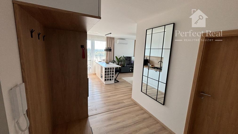 Moderný 3-izbový byt s balkónom, klimatizáciou a parkovaním