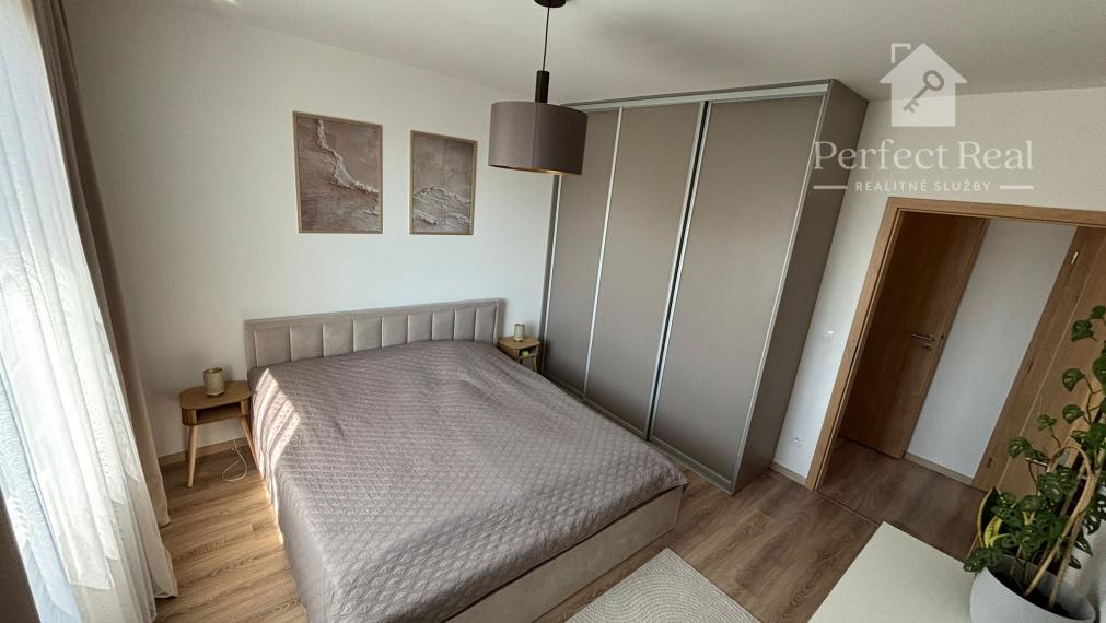 Moderný 3-izbový byt s balkónom, klimatizáciou a parkovaním