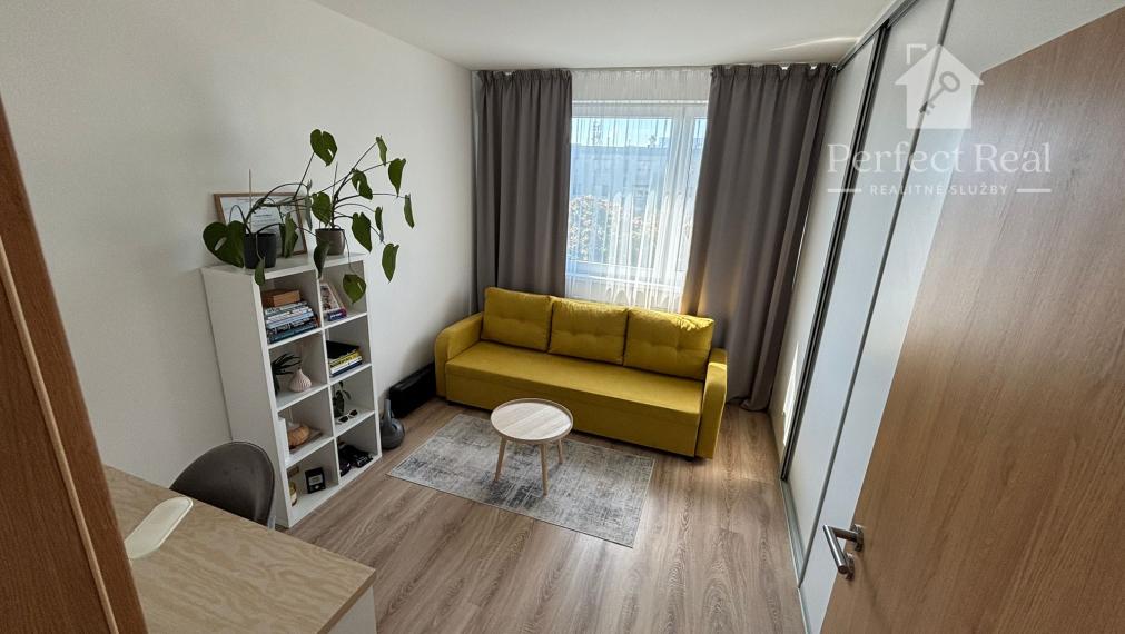 Moderný 3-izbový byt s balkónom, klimatizáciou a parkovaním