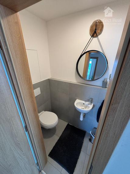 Moderný 3-izbový byt s balkónom, klimatizáciou a parkovaním