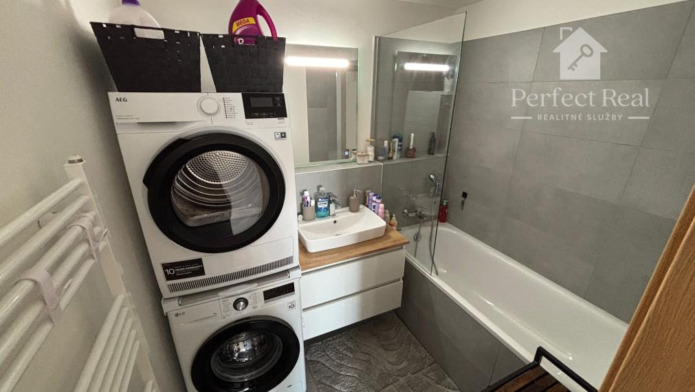 Moderný 3-izbový byt s balkónom, klimatizáciou a parkovaním