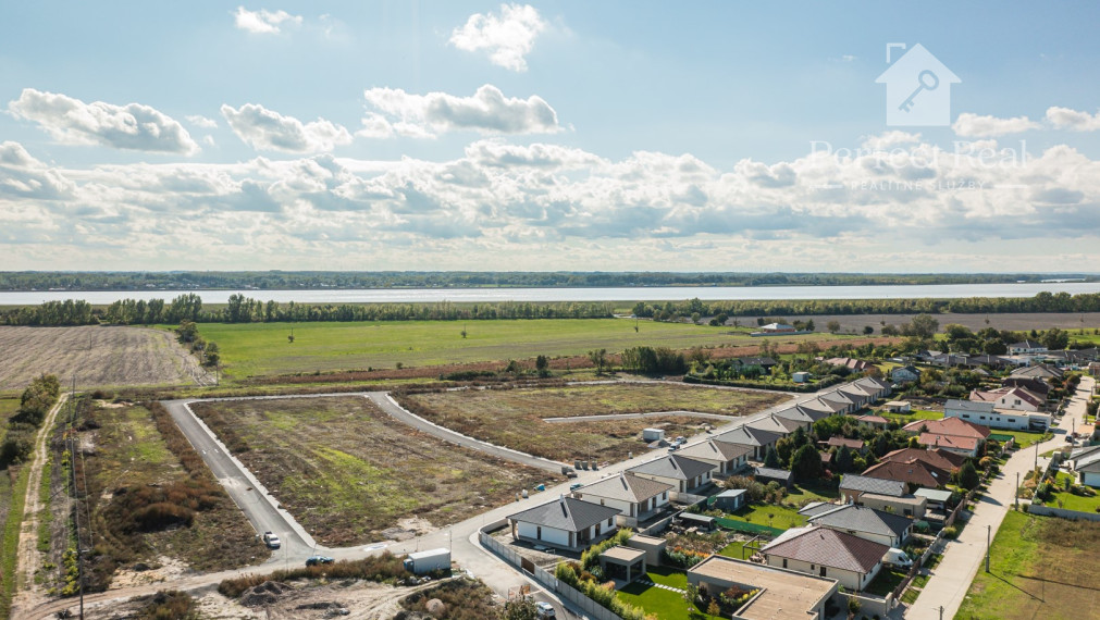 Na predaj posledný stavebný  pozemok 547m2 v Báči v Godmáni III.