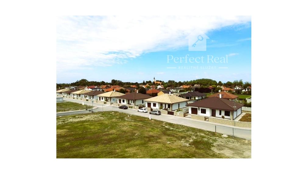 Na predaj posledný stavebný  pozemok 547m2 v Báči v Godmáni III.