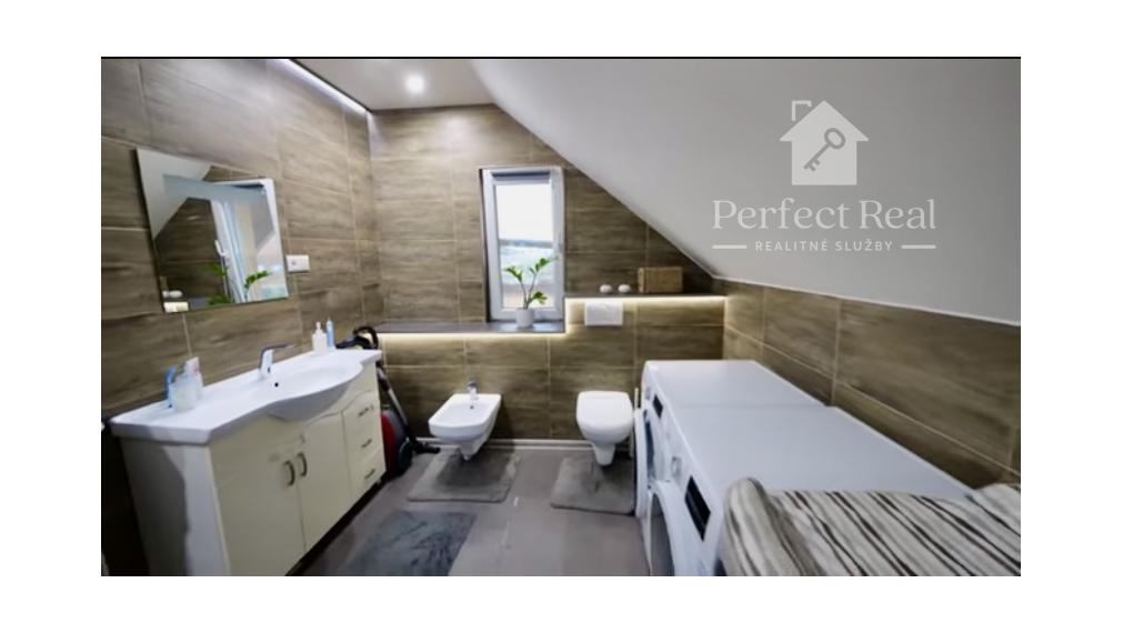 NA PREDAJ - Veľký Meder -  2 domy, 2 pozemky, 12 apartmánov