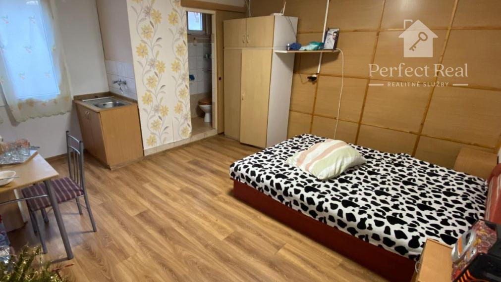NA PREDAJ - Veľký Meder -  2 domy, 2 pozemky, 12 apartmánov