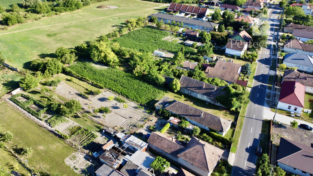 Veľký pozemok so starým domom v malebnej obci Medveďov, dohoda možná