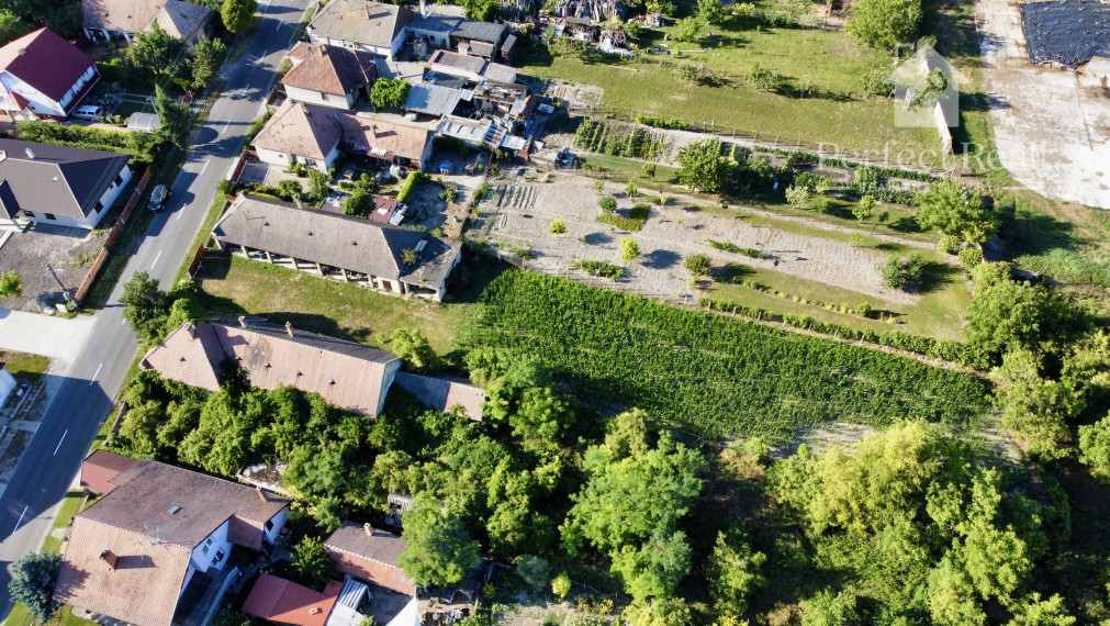 Veľký pozemok so starým domom v malebnej obci Medveďov, dohoda možná