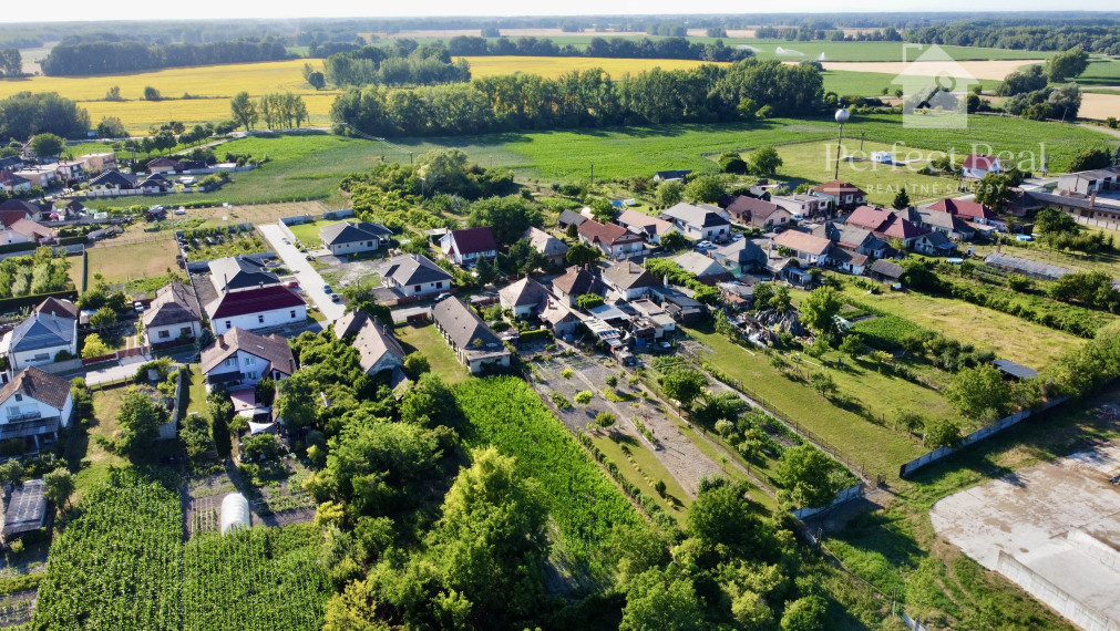 Veľký pozemok so starým domom v malebnej obci Medveďov, dohoda možná