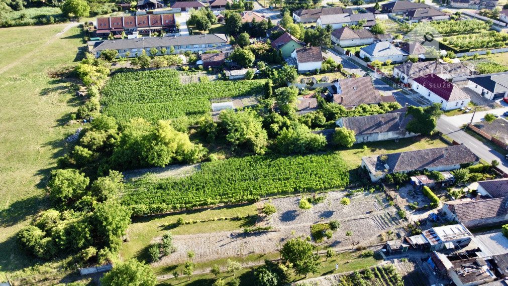 Veľký pozemok so starým domom v malebnej obci Medveďov, dohoda možná