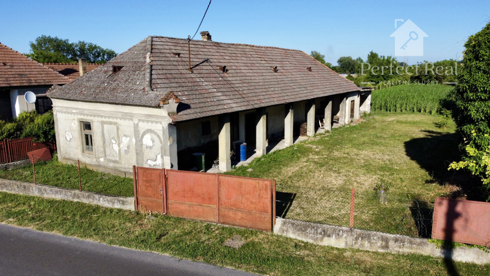 Veľký pozemok so starým domom v malebnej obci Medveďov, dohoda možná