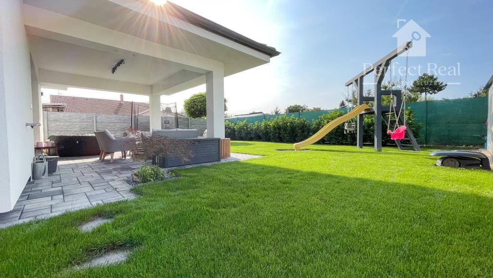 Nadštandardný, moderný 4 izbový RD s garážou v obci Štvrtok na Ostrove- NOVÁ CENA