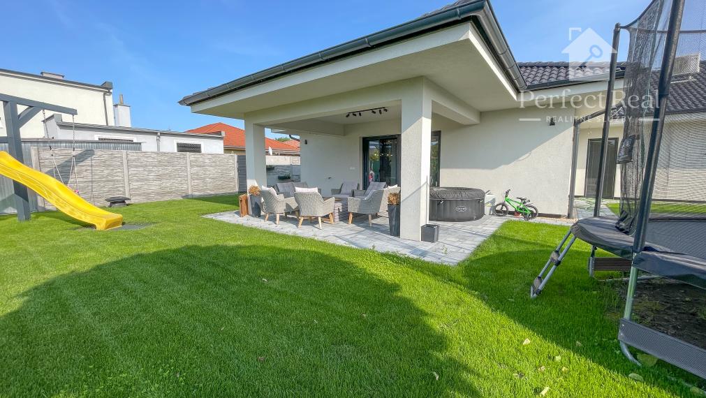 Nadštandardný, moderný 4 izbový RD s garážou v obci Štvrtok na Ostrove- NOVÁ CENA