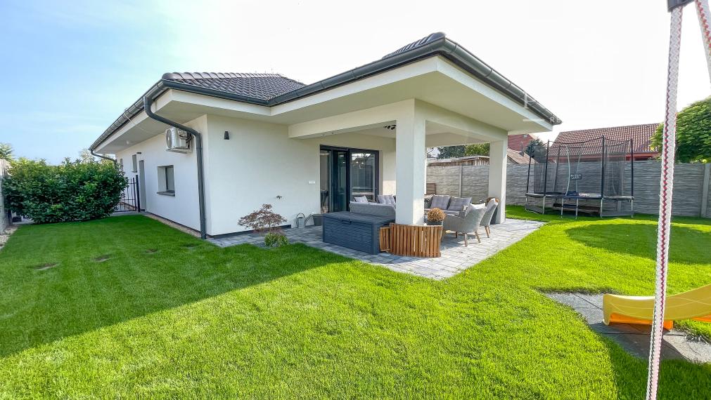 Nadštandardný, moderný 4 izbový RD s garážou v obci Štvrtok na Ostrove- NOVÁ CENA