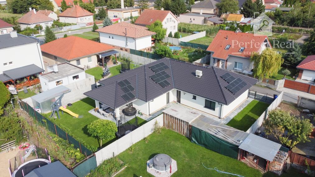 Nadštandardný, moderný 4 izbový RD s garážou v obci Štvrtok na Ostrove- NOVÁ CENA