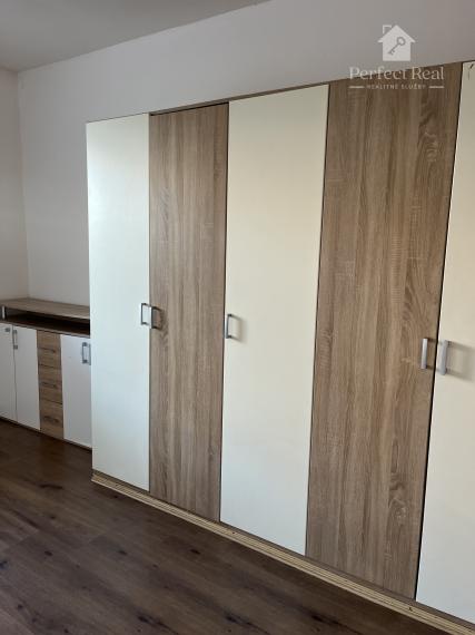 Na predaj 1. izbový prerobený byt 44,12m2 v Budmericiach.