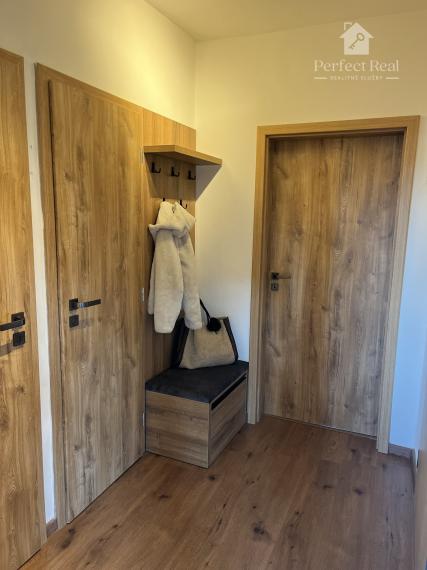 Na predaj 1. izbový prerobený byt 44,12m2 v Budmericiach.