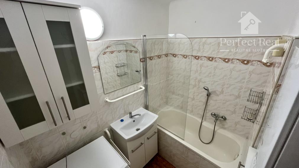 Prerobený, 2 izbový byt so záhradkou v obci Zlaté Klasy- 2 murované pivnice