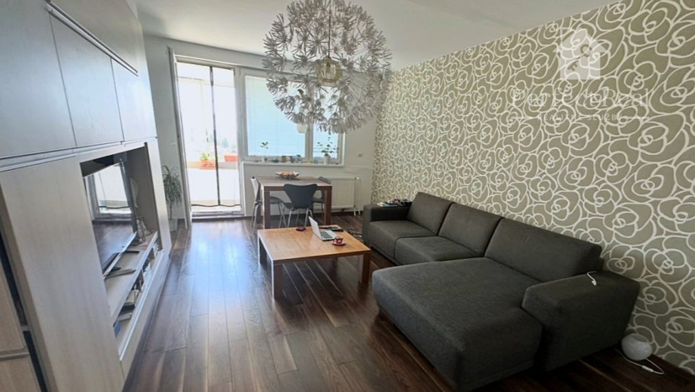 Prenájom dvojgarsónka DELUXE  s balkónom a klimatizáciou