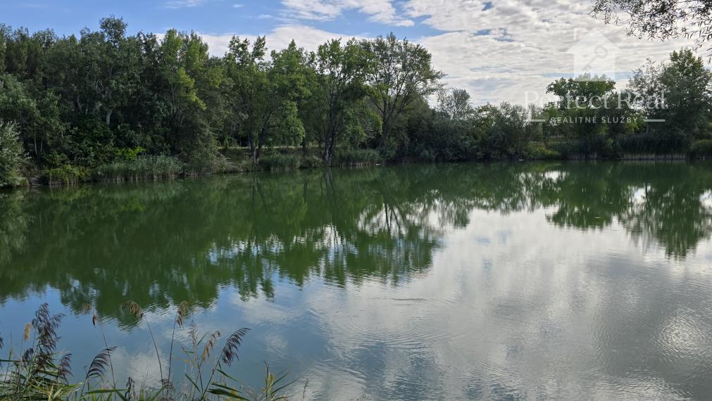 Pozemok pri Lesnokračanskom jazere, okr. DS