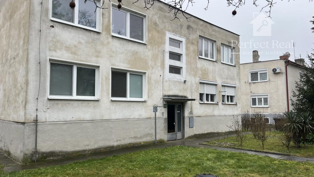 Prerobený, 2 izbový byt so záhradkou v obci Zlaté Klasy- 2 murované pivnice