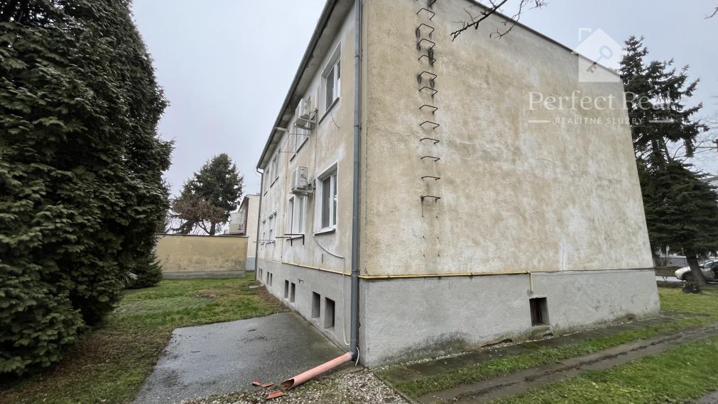 Prerobený, 2 izbový byt so záhradkou v obci Zlaté Klasy- 2 murované pivnice