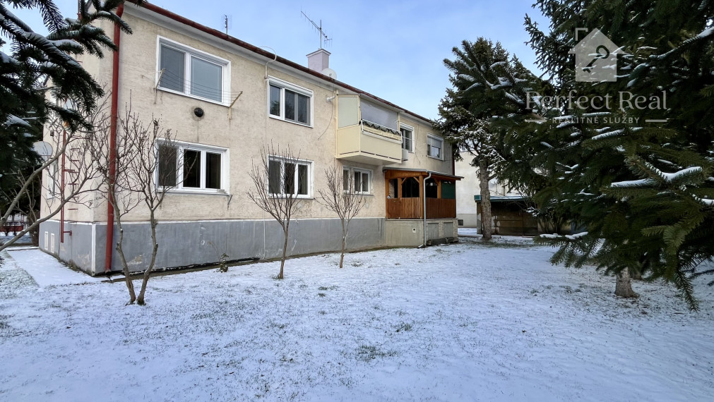 Prerobený, 2 izbový byt so záhradkou v obci Zlaté Klasy- 2 murované pivnice